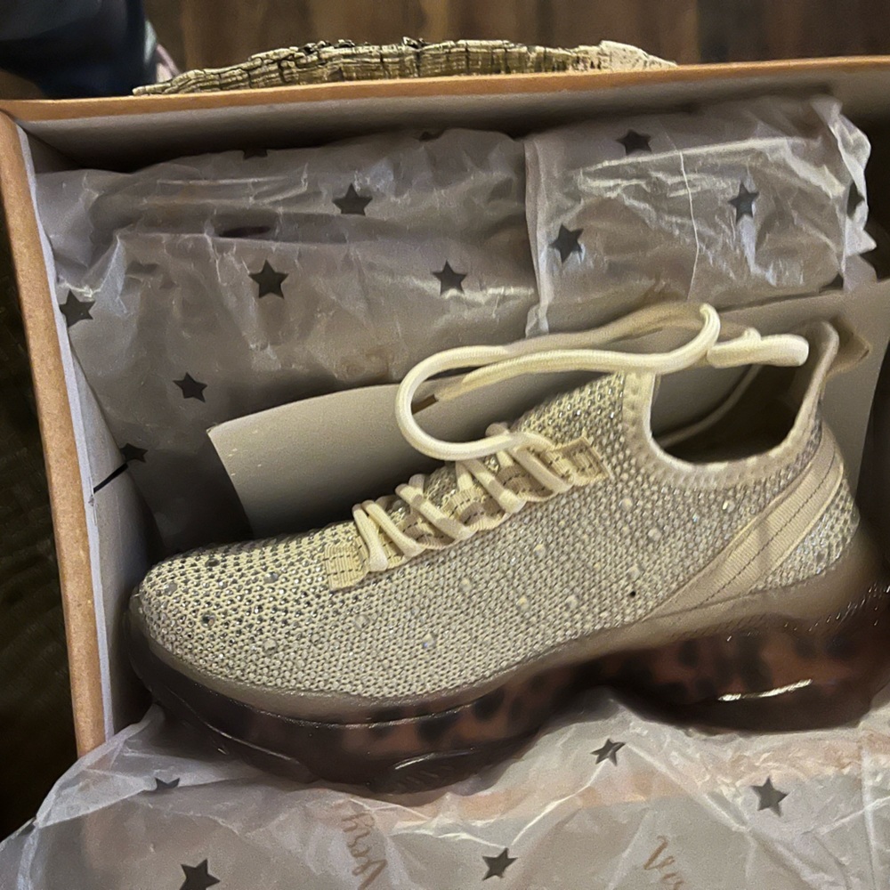 Very G Hella Cream Fashion Sneakers